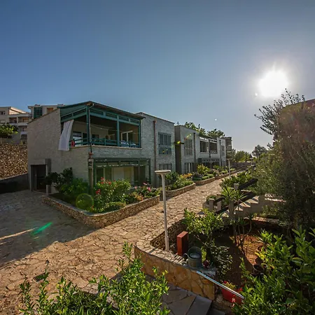 Luxury 2 * Vlore